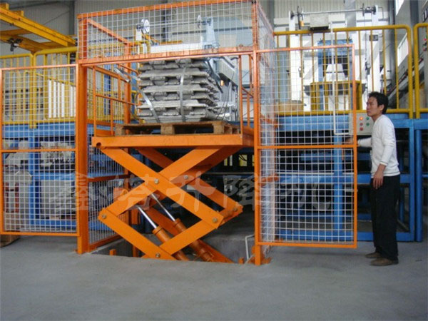 剪叉式簡易貨梯安全防護設(shè)備的重要性與配置要點